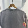 24SS tshirts غسلت رسالة مطرزة قديمة أضرار جيب خمر بأكمام قصيرة من الرجال نساء القمصان