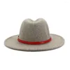 Berets Men Women Wool Red Belt Wide Brim شعرت بقبعات موسيقى الجاز فيدورا على الطراز البريطاني Trilby Party Party Panama Cap Dress Hat بالجملة