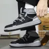 Casual Shoes 2024 High Top Men Sneakers mode Bekväm punkstilkedja skateboard blandade färger plattform