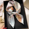 2023 Designer Letters Print Carriage Imitate Silk Scarf Headband för kvinnor Fashion Long Handle Bag Scarves Paris Axel Tote Bagage Ribbon Head Wraps 70x70cm