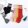 Barnstrumpor 2024 New Kids Knee High Long Socks Autumn Winter Warmth Soft Cotton Children School Stocking Black White Stripes Sport Socks YQ240314