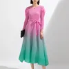 Abiti casual Abito per la primavera 2024 Alla moda ed elegante con un design a colori sfumati con cravatta in vita.Gonna a media lunghezza con bocciolo di fiore