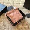 Damdesigner diamantgittermynt 22 mini shoppingväskor svart vit rosa med rund rem guldmetall hårdvara matelasse kedja crossbody utomhus handväska 18x20 cm