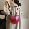 Omuz çantaları niş tasarım bayanlar tatil hediye aşk çantası 2024 kadın tatlı havalı yetişkin kız messenger kırmızı siyah pu kalp