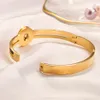 Designerarmband bleknar aldrig lyxbokstäver guld hårda armband smycken kvinnor armband rostfritt stål herrguldspänne 17 cm damer mode smycken.