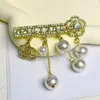 Spilla di design C Spilla con doppia lettera Uomo Donna Fiore di lusso Strass Spilla di perle di cristallo Spilla in metallo Gioielli di moda Accessori regalo