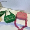 En İyi Tasarımcılardan Şık Çantalar Yeni Wtern Stil Geniş Omuz Kayışı Tek Crossbody Çanta Doku Moda Kamera Modaya Modeli Küçük Meydan