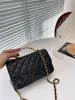 7A Luxury Bag Fashion Design Handväska Kvinnor Classic Hollow Black Diamond Handväska Utsökt kalvläderproduktion Retro mångsidig en axel crossbody väska