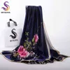 BYSIFA Marineblauw Chinese Rozen Dames Sjaals Herfst Winter Utrlong Hoogwaardig merk Trendy Zijde Letters Lange Sjaal Wrap 22010293J