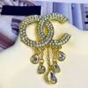 Spilla di design C Spilla con doppia lettera Uomo Donna Fiore di lusso Strass Spilla di perle di cristallo Spilla in metallo Gioielli di moda Accessori regalo