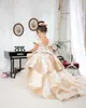 Chamggne Çiçek Kız Elbise Prenses Bir Çizgi Kapağı Kollu fırfır etek Big Bow Aplikes Saten Süpürme Tren Toddler Kızlar Doğum Günü önlük