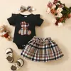 Kledingsets 0-18 maanden Zomer Geboren babymeisjeskleding Outfits Cartoon Beer Geborduurde bodysuit met korte mouwen Geruite rok met haarband