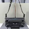 Borsa a tracolla firmata Le Cagole in pelle nera Arena hardware argento invecchiato Borse a tracolla con patta da donna Baguette Borsa a tracolla per moto con tasca frontale con cerniera