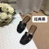 Orans Slippersレディースサンダル新しい夏の汎用性のある色をマッチする革観光のための1つのラインフラットボトムビーチはロゴを持っています