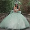 فساتين خضراء جديدة quinceanera تنحني عن كرات الكتف ثوب الفراشة المخرمة