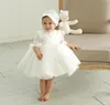 Vestido de baile de organza na altura do joelho com meia manga e flor para meninas