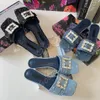 Pantofole firmate Moda Strass Denim Flats Pantofola Pigro Infradito con tacco basso Lettere in pelle Lady Cartoon Slides Donna Summer Beach Sandali piatti