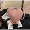 Bolsas de hombro Niche Design Ladies Holiday Gift Love Bag 2024 Sweety Cool Adult Girl Messenger Red Black PU Heart