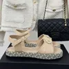 2024 Neueste Designerschuhe Frauen Sandalen flache Sandalen Sommer Klassiker Luxury Strand Leder-Freizeitkomfort High-End-Frauenmarke Dicke einzige Strandsandalen mit Schachtel