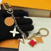 Tasarımcı Moda Anahtar Tutucu Keychain Araba Luxurys Tasarımcılar Anahtarlık Araç Key Fashion Çiçek Keyasyon Çantası Cazibe severler Hediye 2211103Z N8n8