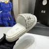 2024 Ny stil vävt tofflor kanal sandaler lyx strå mode sommar svart vit casual plattform skor kvinnor glida sexig stranddesigner mule loafer sandale dam