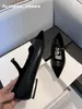 Kadınlar Flats Tasarımcı Sandık Elbise Ayakkabı Mikrofiber Karışık Koyun Dinini Metal Topuklu Yükseklik 1cm Leydi Deri Seation Sexy Pompalar Düğün Ayakkabı Katilleri Tembel Somunlar Boyut 35-40