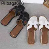 ORASS SLIPERS WOMENS SANDALS SIMMA FASHION SEDIE 2024 Nuova versione coreana Net Red Flat Bottom Travel Beach One Word Leath ha un logo