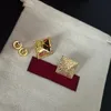 Altın Kaplama Butik Küpeler Lüks Tarzla Bakır Büyüleyici Küpeler Boyut 2x2cm Pul Küpeler Vintage Love Hediye Takı