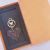 19 stijlen Designer Merk Sleutelhanger Sleutelhanger Mannen hartvormige Autosleutelhanger Dames Mode Bloem Letter Sleutelhangers Handgemaakte Lederen tassen Hanger Accessoires
