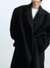 Mauroicardi الخريف شتاء طويل الحجم كبير الحجم دافئ معطف الأسود الخندق الرجال مع منصات الكتف فضفاضة عرض الأزياء الكورية غير الرسمية معطف 240305
