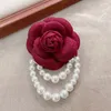 Broscher vintage tyg kamellia blomma brosch pärla kristall båge corsage tofs lapel stift mode smycken för kvinnor tillbehör