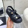 Sandaler 2023 Designer Summer Womens Flat Högkvalitativ Sandaler Fashion New Beach Outdoor Going Out Black Sexy Multi-Color Slippers Sandaler Q240314