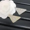 Spilla classica triangolare con diamanti Stile moda Spille con ciondoli placcati in argento Boutique di primavera Abbigliamento Spille in metallo Compleanno Matrimonio Accessori di gioielli di lusso