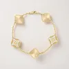 Van Clover Flower Armband Four Leaf Armband Gold Sier Plate Agate Diamond Fashion Love Charm Chain for Women Wedding Paty Gift Etikett Motiv