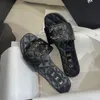 Pantofole di lusso firmate sandali sexy alla moda e versatili pantofole estive da donna per il tempo libero da turismo da spiaggia in bianco e nero con fondo piatto di alta qualità