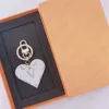 19 stijlen Designer Merk Sleutelhanger Sleutelhanger Mannen hartvormige Autosleutelhanger Dames Mode Bloem Letter Sleutelhangers Handgemaakte Lederen tassen Hanger Accessoires