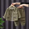 Boys '2023 NOWOŚĆ Baby Pi Shuai Corduroy Płaszcz z Western Sweater Spring and Autumn Dwuczęściowy zestaw