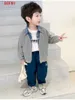 Tシャツの子供用子供服の男の子のコート春秋のジャケットデニムカラーパッチワークトップフェイク2シャツキッズアウター2-9 Y LDD240314