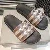 2004 NOVO Designer Sandálias chinelosLuxury Marca Homens Slides Sapatos Sandálias de Verão Praia Slide Designer Flat Grid Pattern Imprimir Avatar Flip Flops Sliders