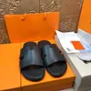 Größe 35-42 IZMIR SANDALS SOMMER NEUER STYLE NEUER SCHLABE STY STIPHEL Echtes Leder Luxus Designer Slide Schuh Beach Pool Frauen Männer Sliders Mule Sandale Loafer Geschenkbox