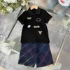Lüks Çocuk Trailsuits T-Shirt Seti Yaz Bebek Giysileri Beden 120-170 cm yaka polo gömlek ve renkli ızgara baskılı şort 24MAR