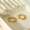 Brincos elegantes banhados a ouro 16k em aço inoxidável com textura de sol à prova d'água para mulheres e meninas presente