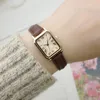 腕時計の豪華な女性は、シンプルなローマ数字を見る小さなダイヤルクォーツ時計レディース長方形ニッチクロック女性ビンテージリロジ腕時計