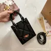 Winkel Fabriek Groothandel Nieuwe Mode Veelzijdige High-End Crossbody Tas met Enkele Schouder Met Lingge Geborduurde Draad Handheld Klein Vierkant