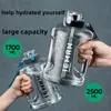 Vattenflaska 2 liter tritan material exakt skala bärbar stor kapacitet vatten flaska med halm för män kvinnor sport fitness 240307