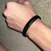 Bracciale rigido classico in pelle nera per uomo, regalo di gioielli a mano. Bellissimo braccialetto da lavoro con chiusura magnetica in metalloL2403