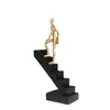 Escalier Figure Sculpture Golden Man Climber Simulation abstraite artisanat ornements œuvre d'art ameublement décoration de la maison 240306