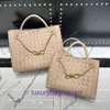 Borse a tracolla Bottgss Ventss Andiamo di alta qualità originale Negozio online Piccolo design Primavera Nuova borsa tote in pelle intrecciata con fibbia in corda metallica Una con logo reale 6NU0