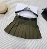 Rokken ontwerper 2024 vroege lente nieuwe Nanyou PRA Academy stijl driehoek militaire groene brief taille riem hoge honderd geplooide halve rok dames 75DW