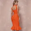 Sıradan elbiseler Haziran dudakları 2024 bahar ve sonbahar seksi asılı boyun sırtsız orta uzunluklu bandaj elbise kadın ünlü kulübü